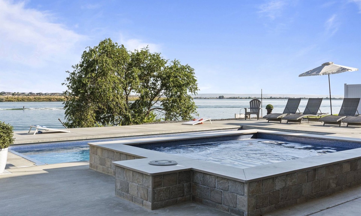 Moses Lake House | Beautiful Lakefront Home with Spa and 6 Bedrooms!