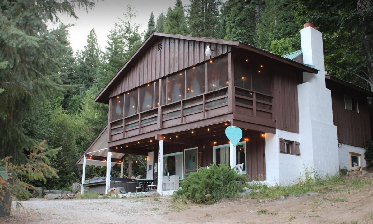 Leavenworth Cabin | Cozy Cabin Leavenworth 3bd 2bath with game room and hot tub pet friendly