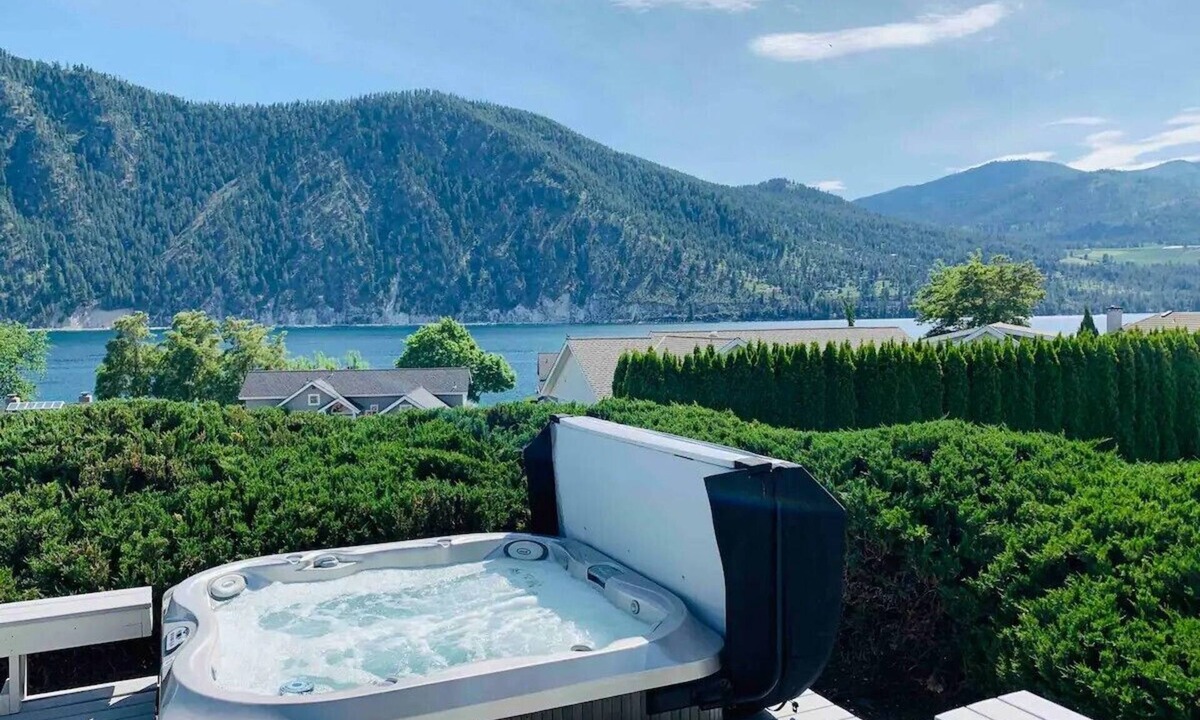 Wapato Point House | Cozy Wapato Point Escape + Hot Tub! Lake views, beach and resort access