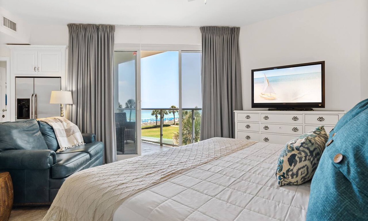 Destin Condo | Cute and Cozy Gulf Front Studio