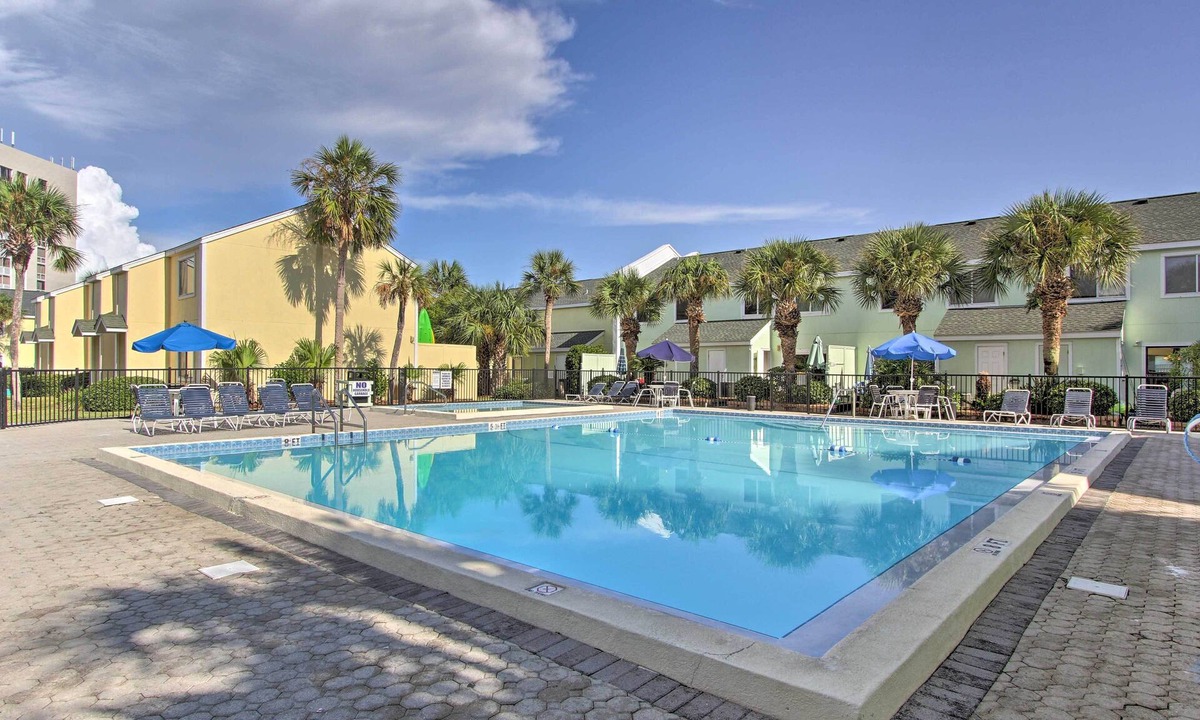 Destin House | Destin Townhome with Beach Access & 2 Pools!
