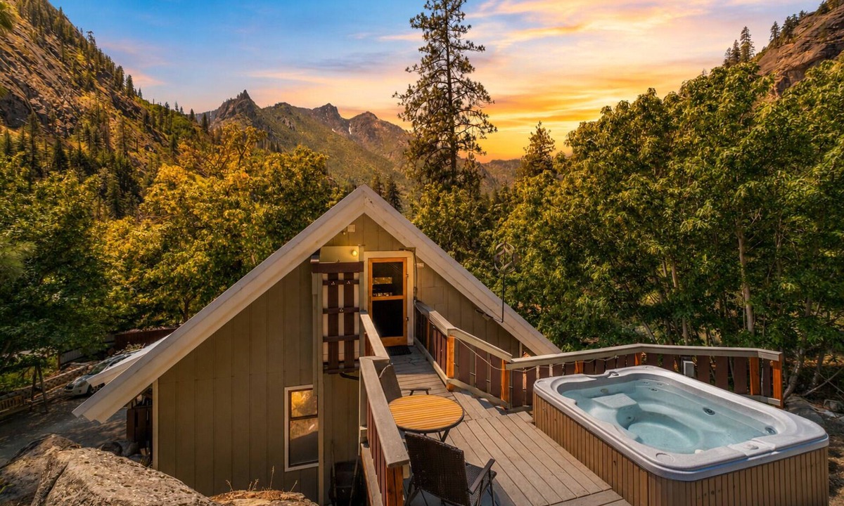 Leavenworth Cabin | Enchantments Hike Nearby | Views | Hot Tub | BBQ
