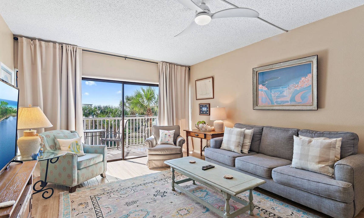 Destin Condo | Enjoy beachfront living during your stay at this 2-bedroom, 2-bathroom rental