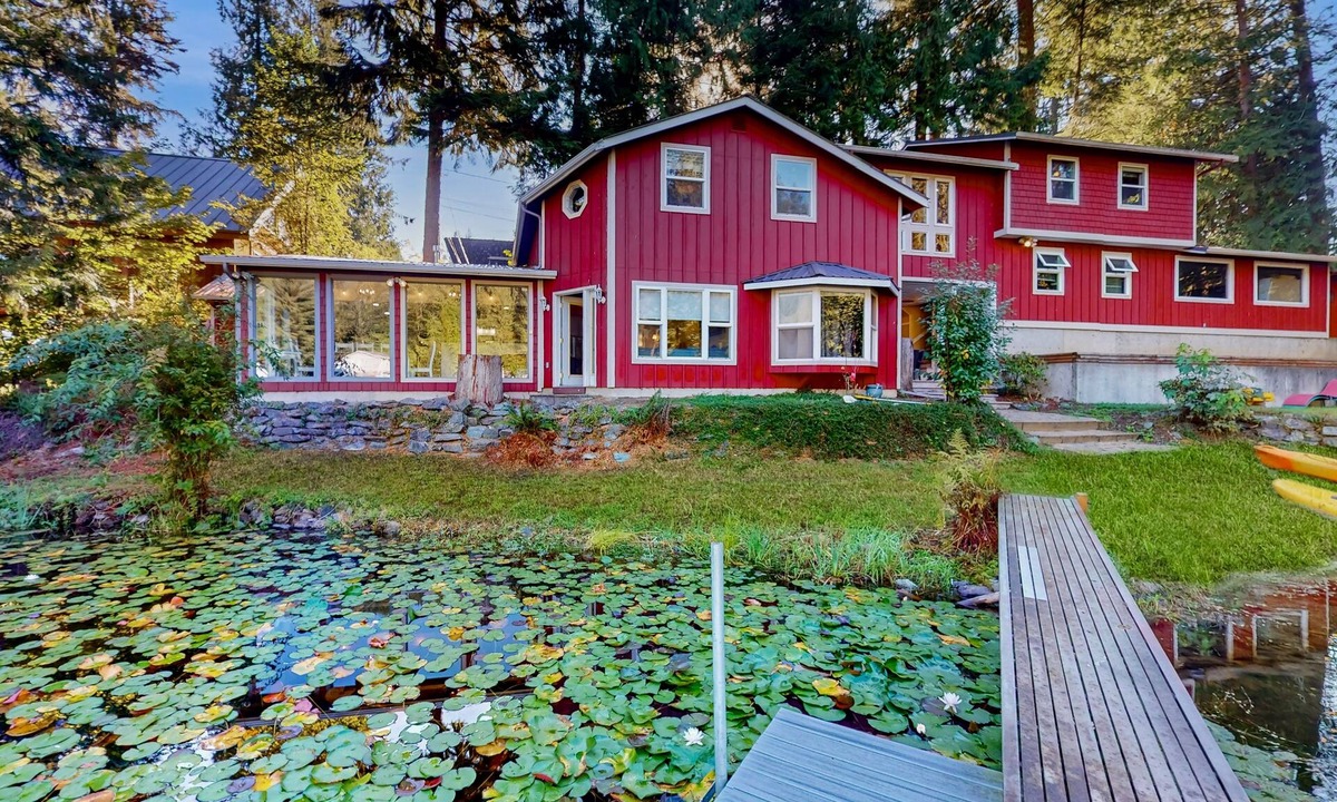 Sedro-Woolley House | Family-friendly lakefront escape with outdoor patio dining and private dock