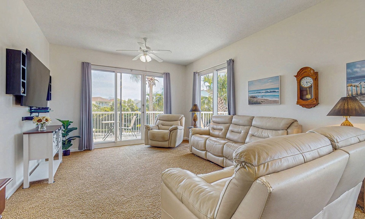 Destin Condo | Getaway w/beach access, shared hot tubs, pool & tennis - snowbirds welcome!