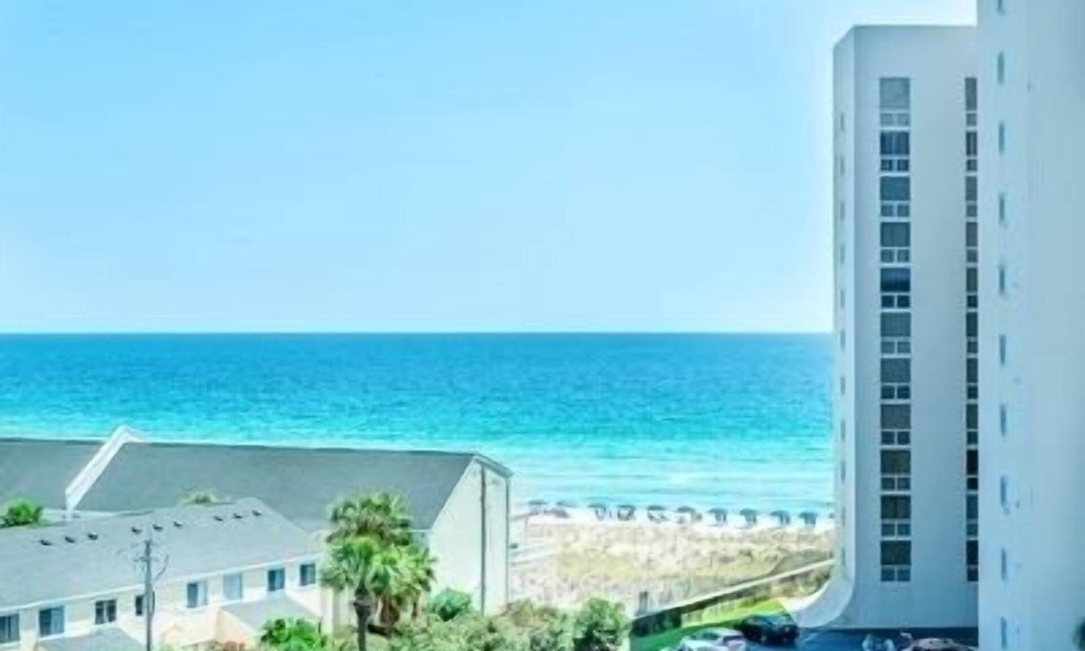 Holiday Isle Condo | 🏝️ Gorg VIEWS ⛱️ Summer discounts! Free beach chairs & umbrella