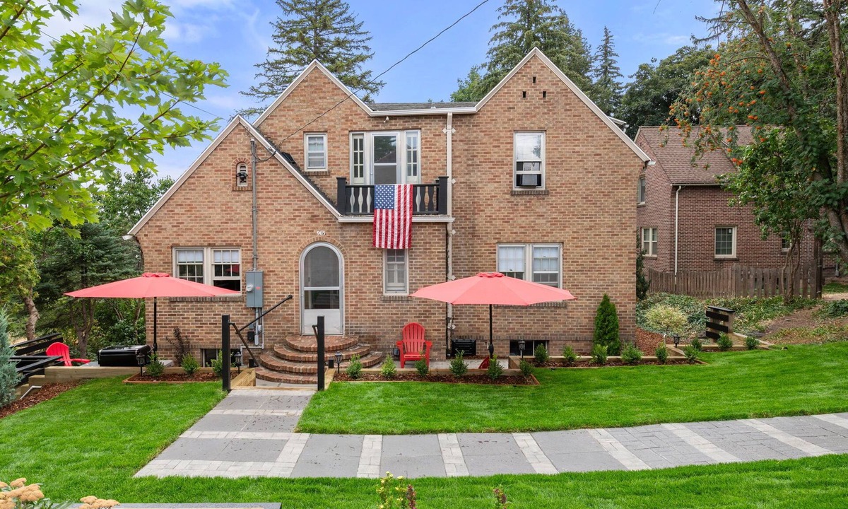 Pullman House | Historic WSU Drucker House-1/2 Block From Campus on College Hill