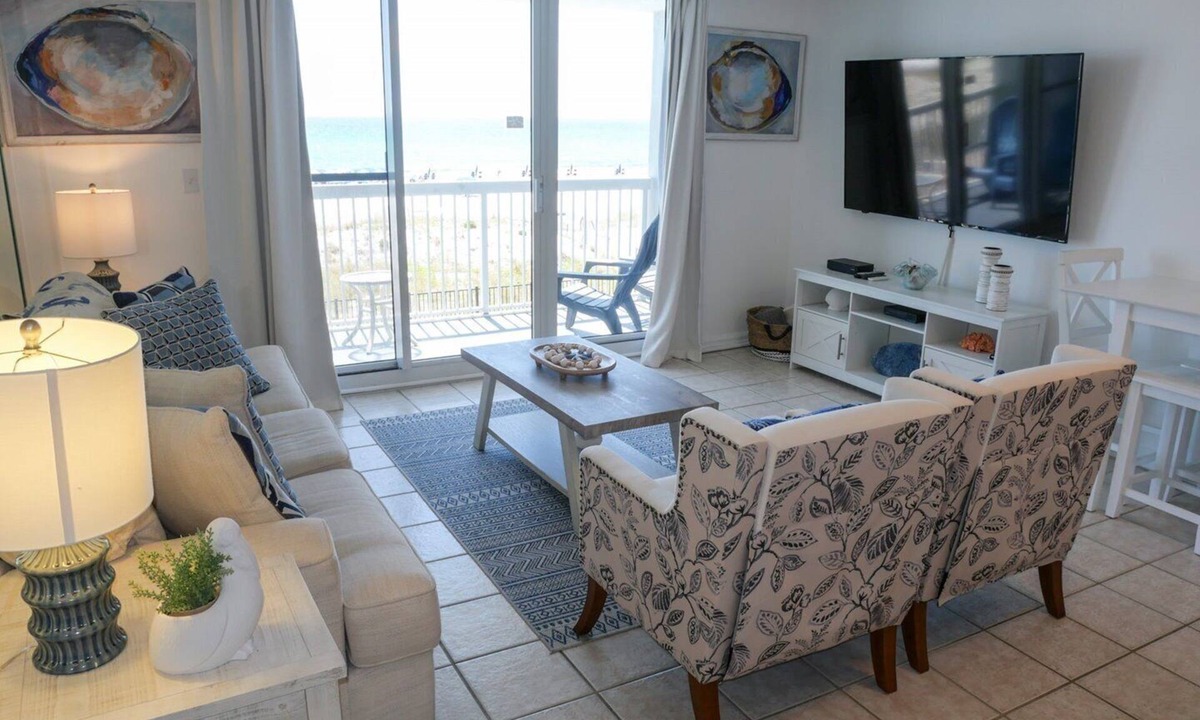 Destin House | NEW! Pelican Beach 0210 1-Bedroom Home with Pool