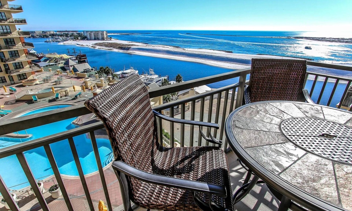 Holiday Isle Condo | Oceanfront Condo at Emerald Grande-3BR condo w/view of the Destin Harbor & Gulf