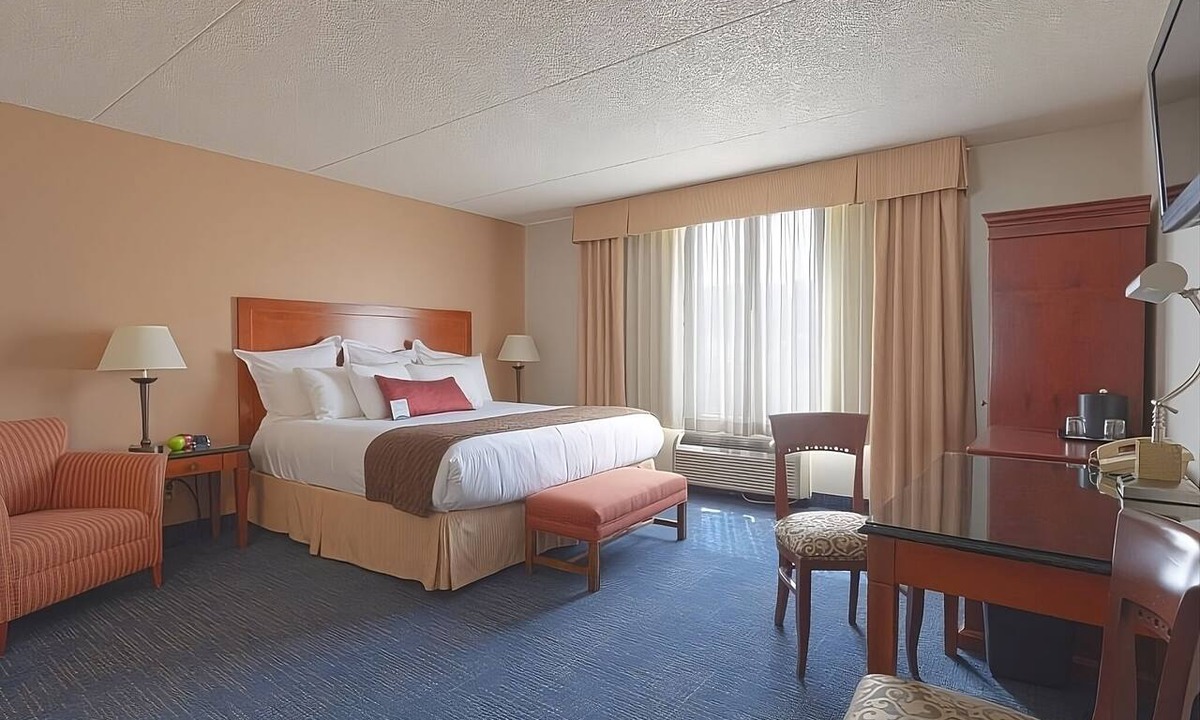 Wenatchee Hotel | One King Bedroom | Breakfast Included | Free Parking