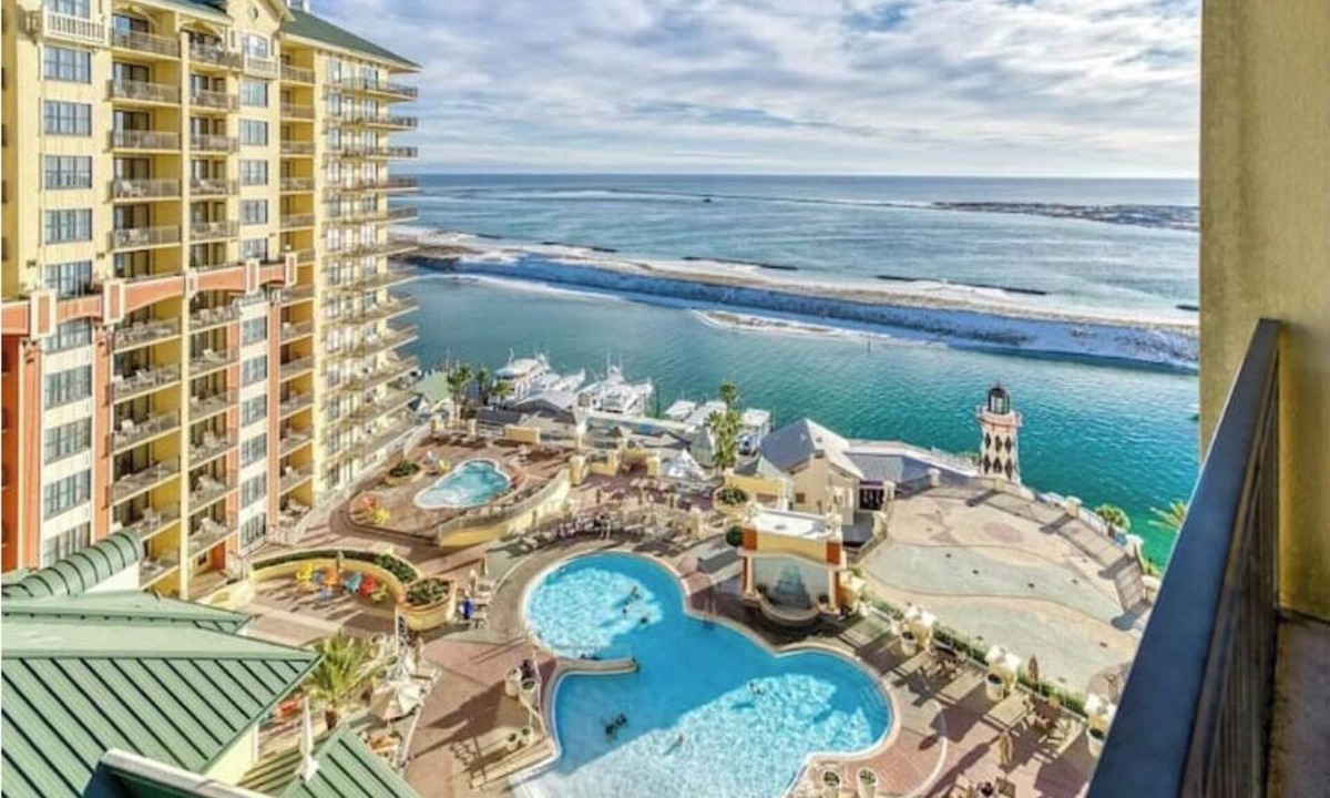 Destin Condo | Perrydise @ Emerald Grande - 3BR 11th floor Harbor & Gulf Views w/beach service!