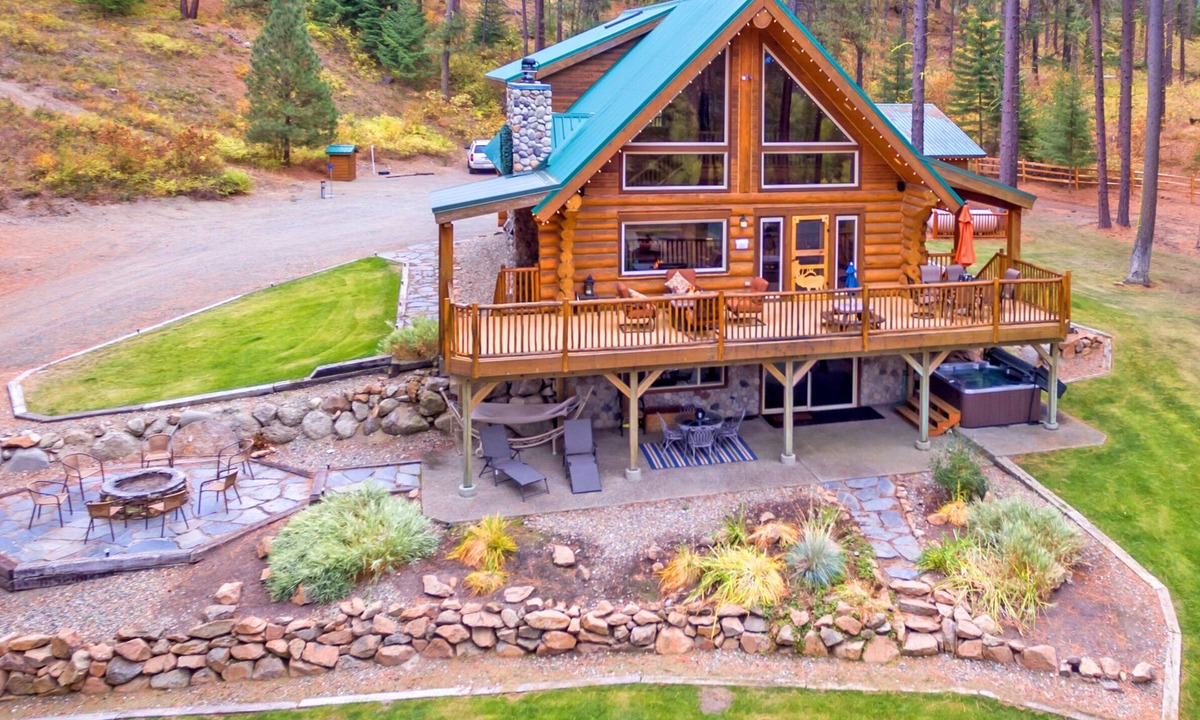 Cle Elum House | Picturesque Log Cabin on 5 Private Acres! Hot Tub * Large Yard * WiFi