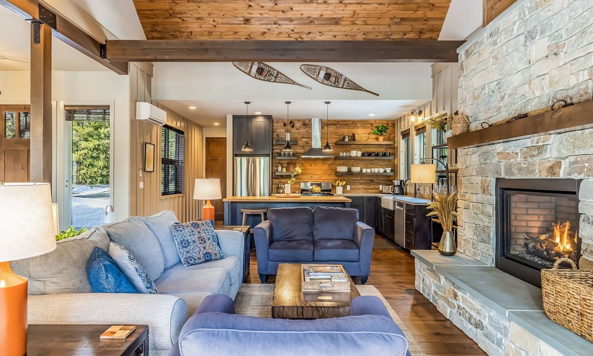Ronald House | Real Luxury @ Affordable Rates + Stay Longer Receive 1PM Check In + Out