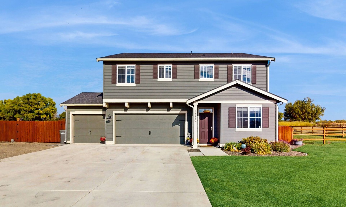 Ellensburg House | Spacious Dog Friendly home w/gas fireplace, large yard - close to town