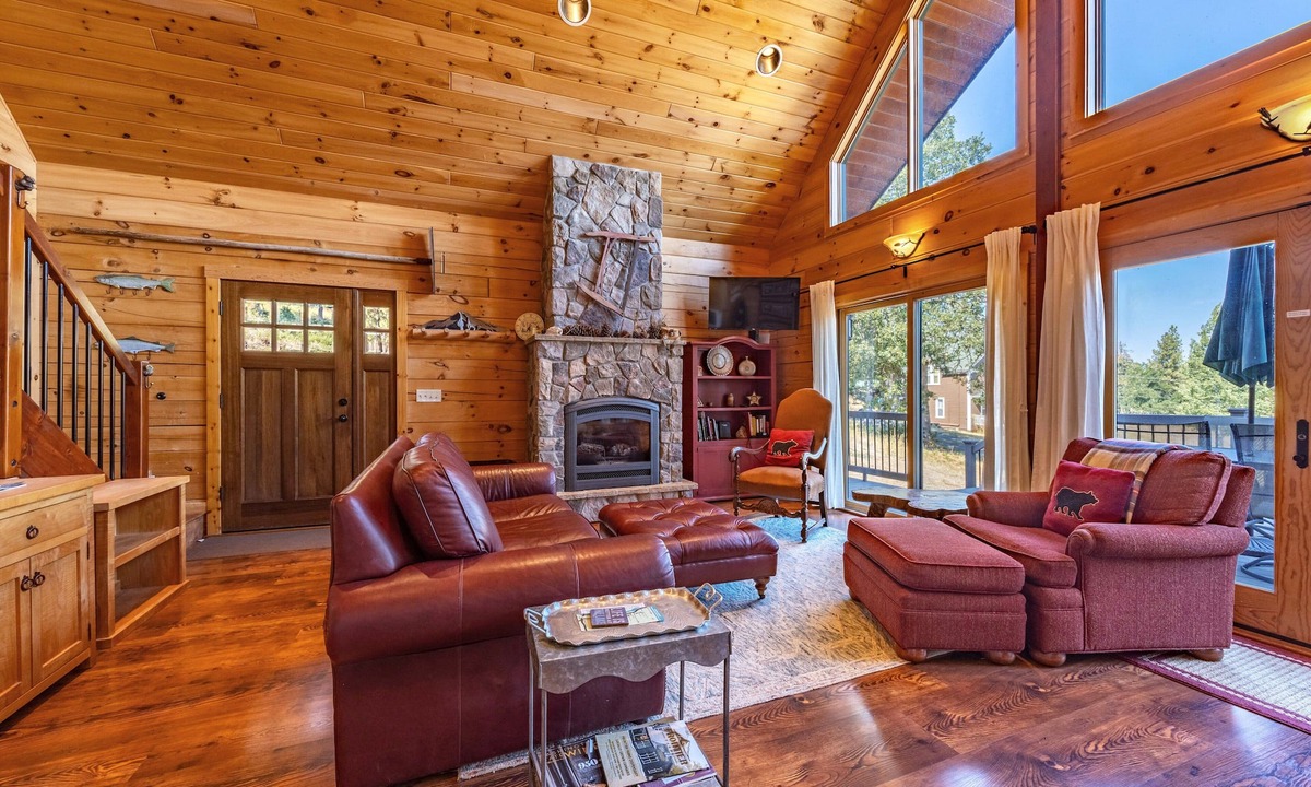 Lyle House | Straight From The Heart - Cozy Log Cabin at Hartland Lake Near Lyle