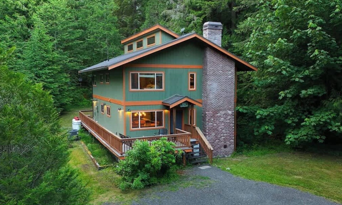 Glacier House | Sweeping Mt Baker Retreat Game RM, Hot Tub, AC
