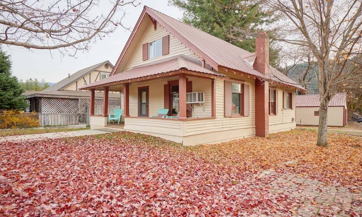 Leavenworth House | That 70's House -Downtown Funky Fun!