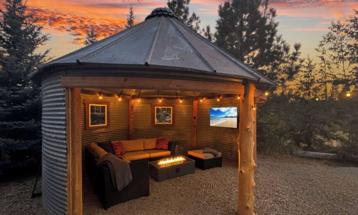 Ronald House | Unique Covered Silo Lounge | Fire-Pit Gatherings+ EV Ready & 1PM Check-IN/OUT