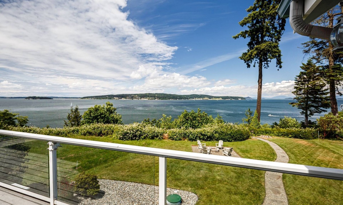 Camano Island House | Waterfront Home with Game Room, Fireplaces, Kayaks, AC and Private Beach Access
