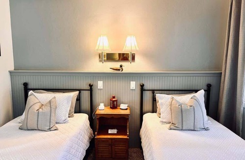 Port Angeles Hotel | #3 ✦Close to Hiking in ONP | Room w/2 Twin Beds✦