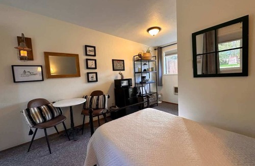 Port Angeles Hotel | #3 ✦Close to Hiking in ONP | Room w/2 Twin Beds✦