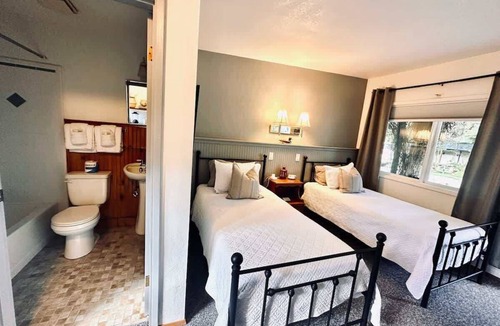 Port Angeles Hotel | #3 ✦Close to Hiking in ONP | Room w/2 Twin Beds✦