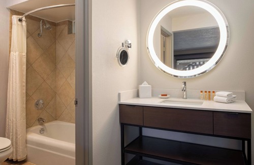 Port Angeles Hotel | 4 Convenient Units! Outdoor Pool, Pets Allowed Near Valley Creek Estuary Park!
