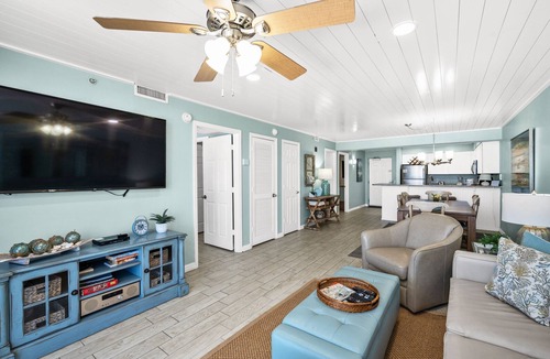 Destin Condo | Beachfront-3 pools-hot tubs-cafe-tiki bar-onsite beach service for food & drinks