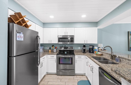 Destin Condo | Beachfront-3 pools-hot tubs-cafe-tiki bar-onsite beach service for food & drinks