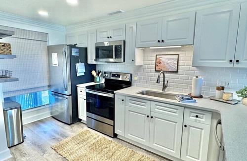 Destin Condo | Beachfront Condo | Resort Pool | Sleeps 6