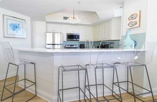Destin Condo | Beachfront end unit condo w/great views & close dining in central Destin! 🐬🌴
