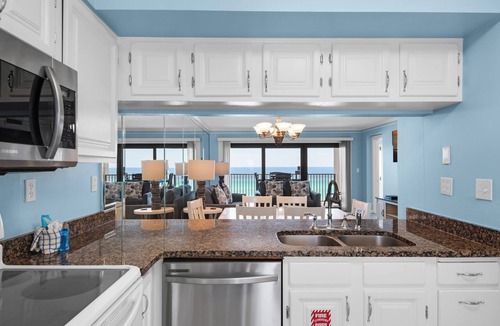 Destin Condo | ☀️Beachfront in heart of Destin! Pool-Fitness-Sauna-2BR Emerald Towers 503☀️