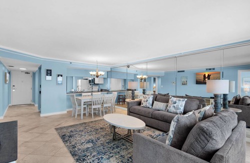 Destin Condo | ☀️Beachfront in heart of Destin! Pool-Fitness-Sauna-2BR Emerald Towers 503☀️
