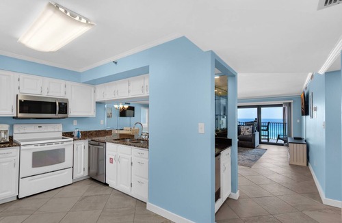 Destin Condo | ☀️Beachfront in heart of Destin! Pool-Fitness-Sauna-2BR Emerald Towers 503☀️