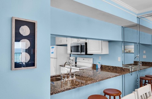 Destin Condo | ☀️Beachfront in heart of Destin! Pool-Fitness-Sauna-2BR Emerald Towers 503☀️