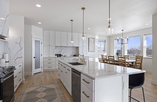 Moses Lake House | Beautiful Lakefront Home with Spa and 6 Bedrooms!