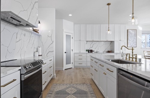 Moses Lake House | Beautiful Lakefront Home with Spa and 6 Bedrooms!