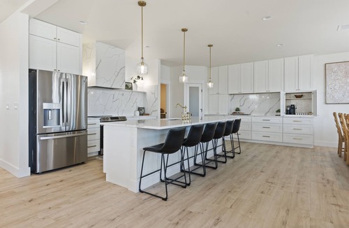 Moses Lake House | Beautiful Lakefront Home with Spa and 6 Bedrooms!