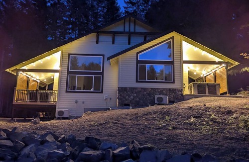 Packwood Apartment | Bird House: Cozy duplex studio apartment with AC, WiFi in peaceful Packwood.
