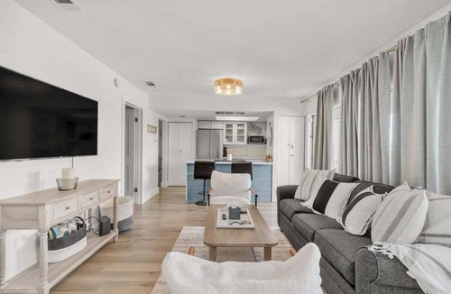 Destin Condo | Boho Retreat 2003-Near Lake Aladdin-Sleeps 4
