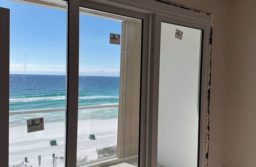 Destin Condo | Bright, Modern & Beach Front. Amazing gulf views! Beach Retreat @ Sterling Sands
