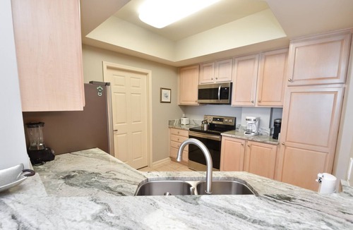 Destin Condo | Comfortable Beachfront Condo w/Easy Beach Access in Central Destin! 🏖☀🌴