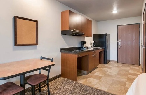 Pasco Hotel | Comfortable Suites with Kitchenettes Near HAPO Center and Event Sites