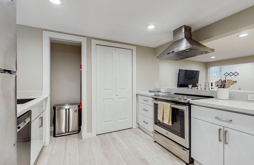 Seattle House | Conveniently located duplex w/fast wifi, w/d & fully stocked kitchen