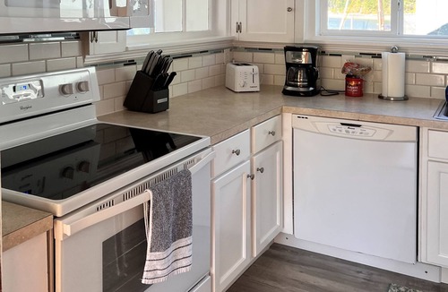 Poulsbo Cottage | Cozy Beach Retreat-Hood Canal & Olympic Mountain Views