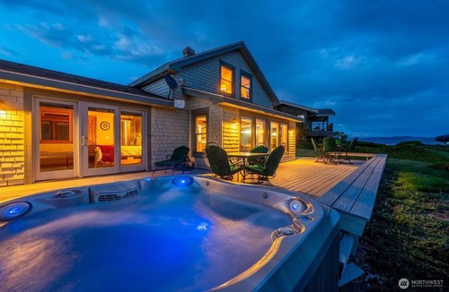 Wapato Point House | Cozy Wapato Point Escape + Hot Tub! Lake views, beach and resort access