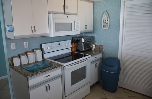Destin Condo | Destin Gulfgate 401-XLG 2 BR -Sleeps 8-Front Row Beach Front - East Corner Unit