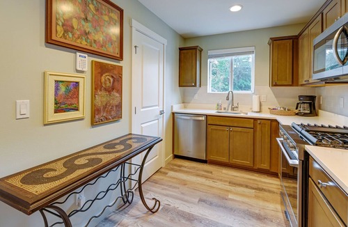 SeaTac Apartment | Easy Commuting! Modern SeaTac Unit w/Fireplace