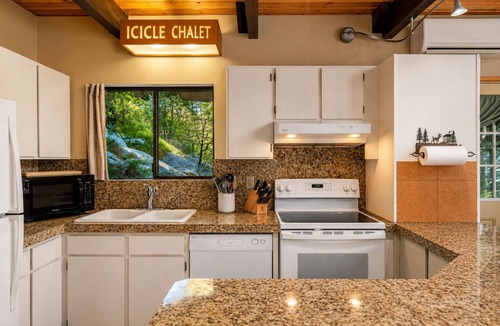 Leavenworth Cabin | Enchantments Hike Nearby | Views | Hot Tub | BBQ