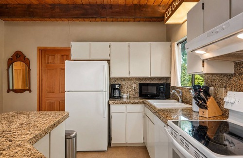 Leavenworth Cabin | Enchantments Hike Nearby | Views | Hot Tub | BBQ